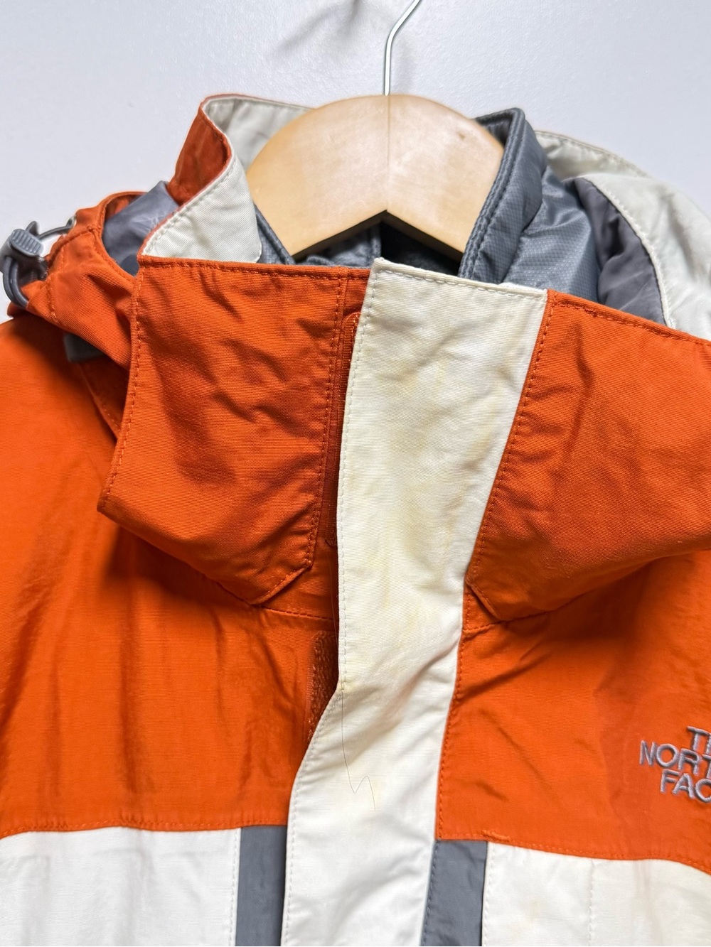 This is a The North Face Hyvent 3-in-1 insulated snow jacket in a white, orange - Picture 9 of 16